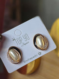 Aretes perla enchapado, con borde esmaltado en negro