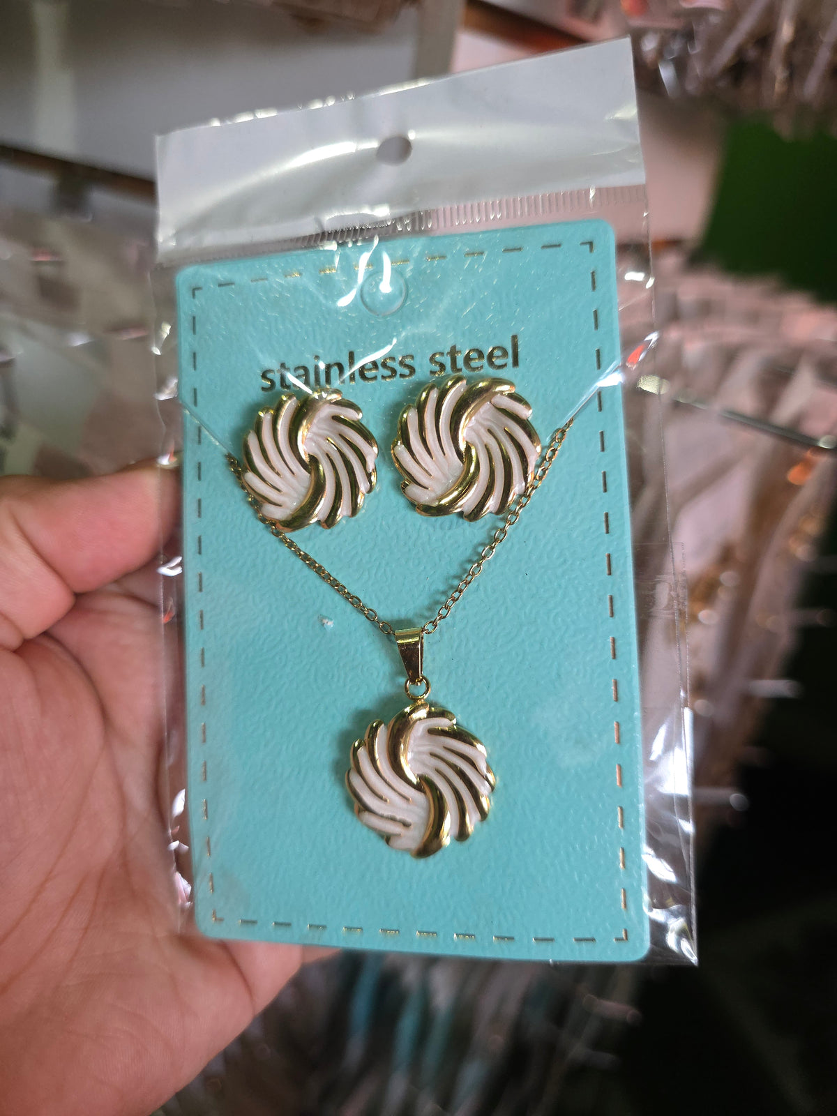 Conjunto aretes y cadena esmaltado