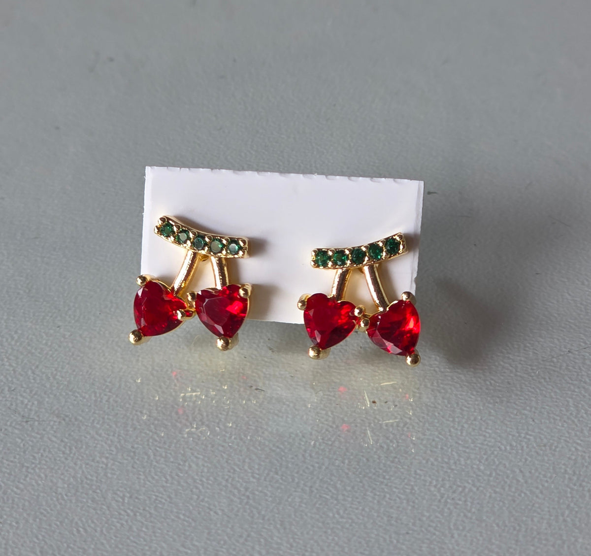 Arete mini cereza, forma de corazón enchapado