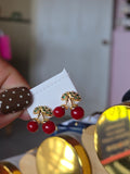 Arete mini cereza forma redonda enchapado